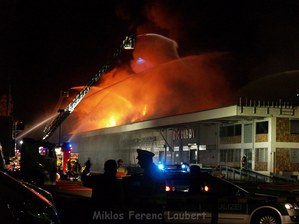 Grossbrand Halle auf dem Grossmarkt Koeln P511.JPG